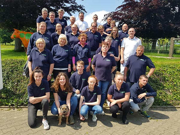 Unser Team begrüßt Sie in unserem Hofmarkt.