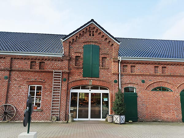 Fühlen Sie sich wohl auf unserem großräumigen Hof mit vielen Parkmöglichkeiten für Ihren Einkauf.